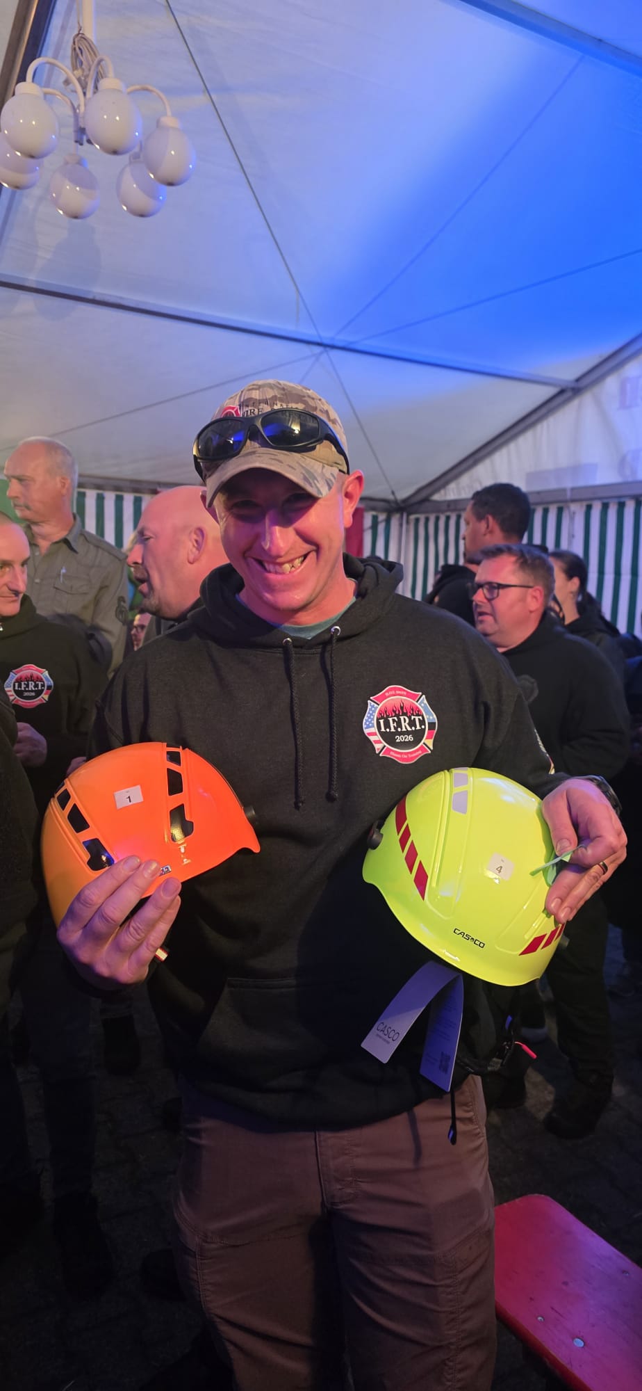 Gewinner mit Helmen