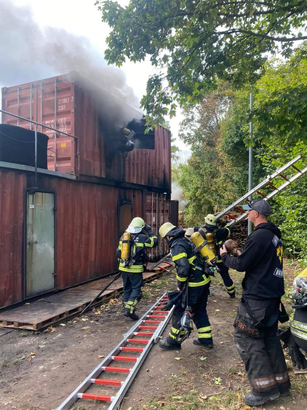 Teilnehmer stellen eine Leiter auf
