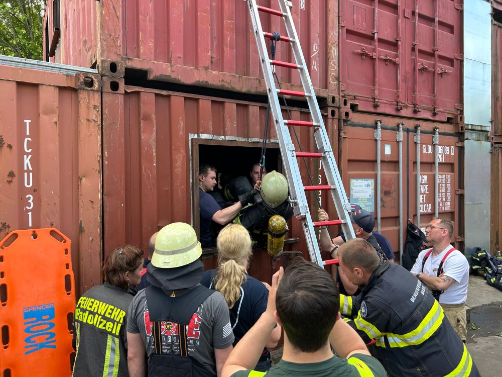 Menschenrettung mit Leiter und Seilen aus Fenster
