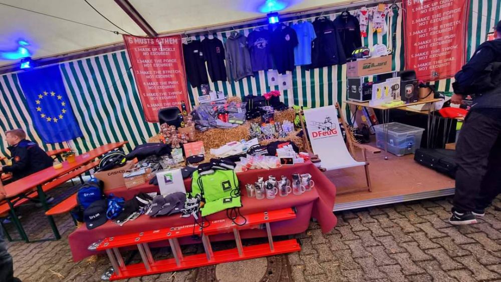 Merchstand in einem Zelt