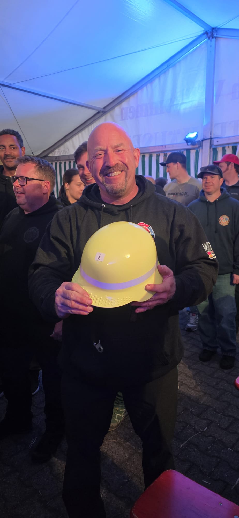 Gewinner mit Helm 1