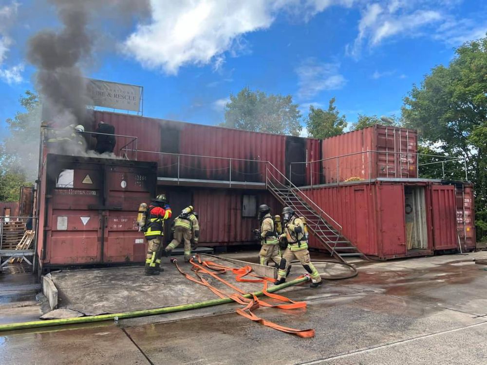 Teilnehmer an einer rauchenden Übungsanlage