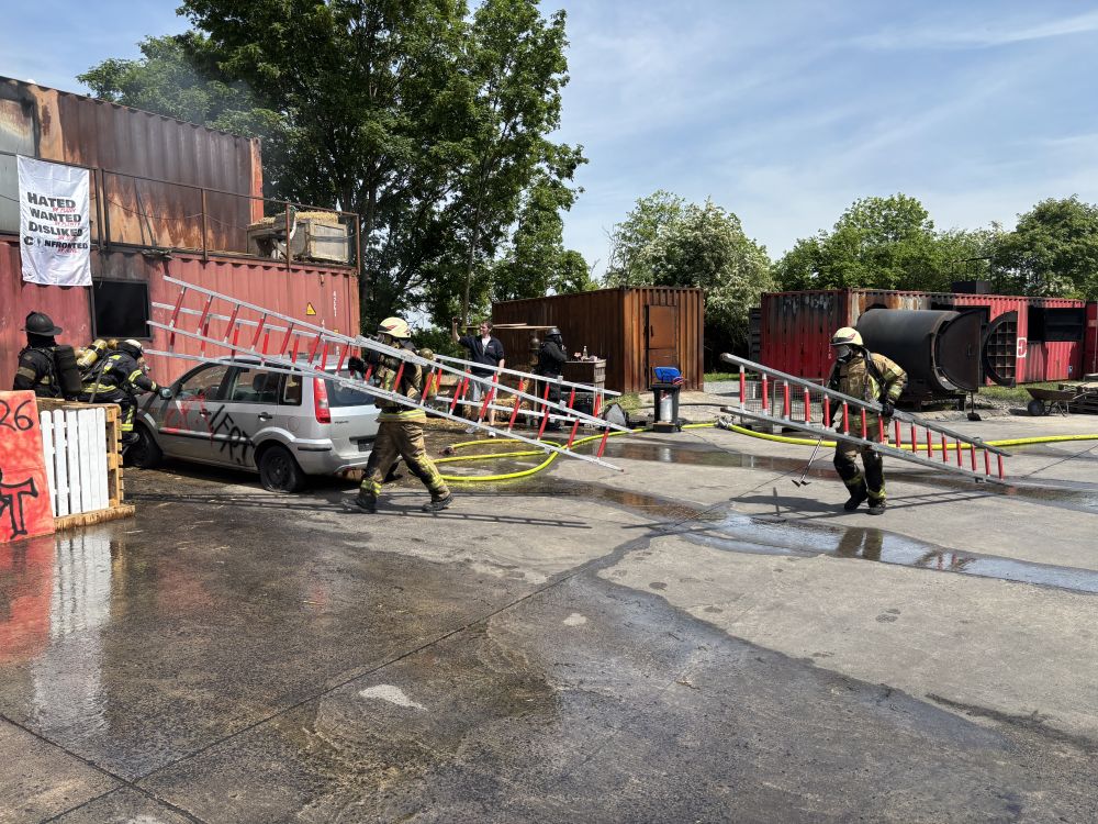 2 Feuerwehrmänner mit Leitern