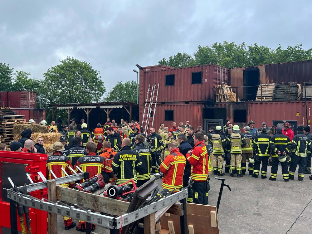 Teilnehmer auf dem Übungsgelände