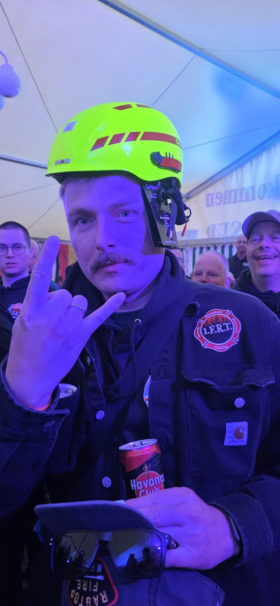Gewinner mit Helm