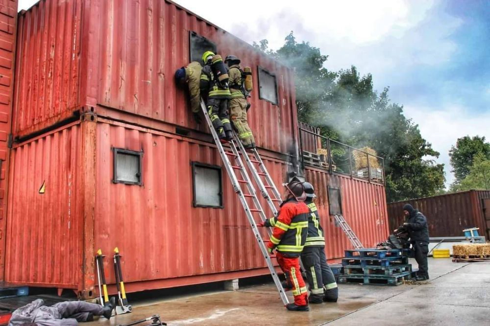 Teilnehmer an einem rauchenden Container